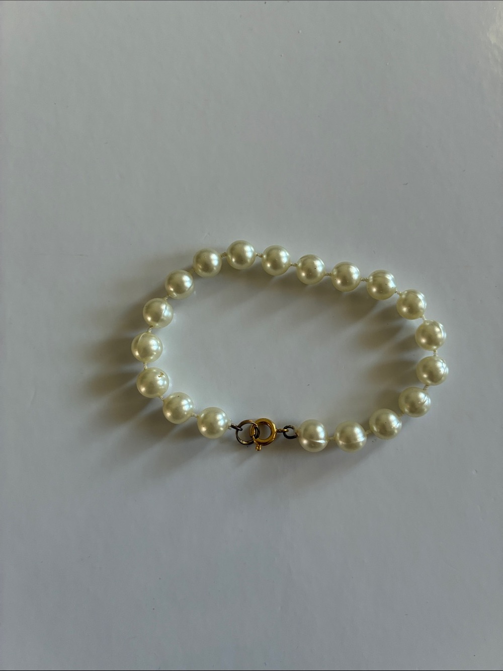 Source Unknown White Imitation Pearl Bracelet with Gold Clasp